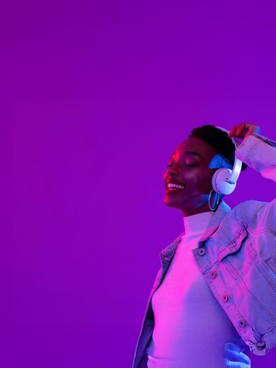 Eine lächelnde Frau mit Kopfhörer auf