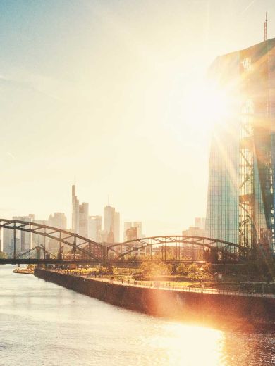 Eine Panoramaaufnahme der Stadt Frankfurt mit ihren Wolkenkratzern