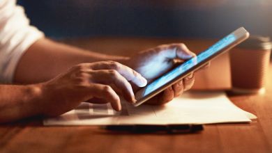 Hände am Tablet 2 Hände an einem beleuchteten Tablet