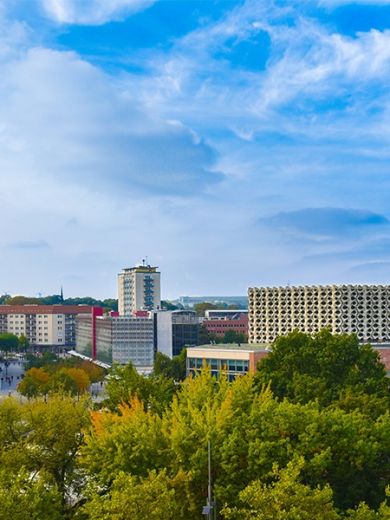 Die Stadt Chemnitz vor blauem Himmel