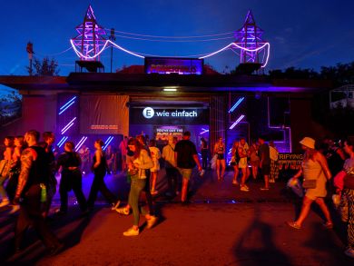 E WIE EINFACH Powerhouse Das E WIE EINFACH Powerhouse auf einem Festival mit vielen Besuchern davor.