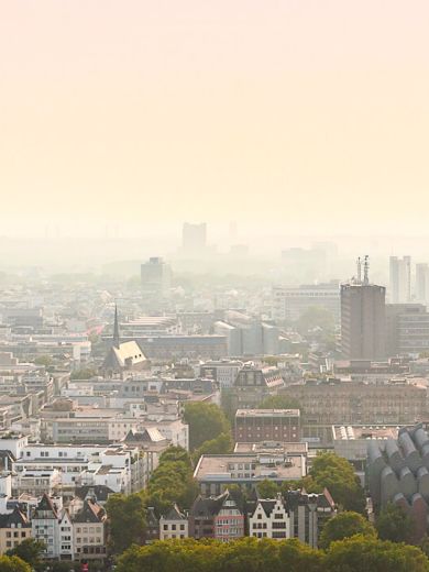 Die Skyline von Köln mit dem Kölner Dom, dem Fernsehturm und dem Hauptbahnhof