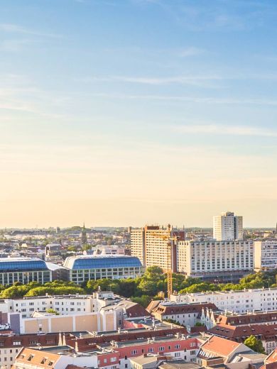 Ein Panoramabild von Berlin mit der Skyline vom Petersdom bis zum Fernsehturm