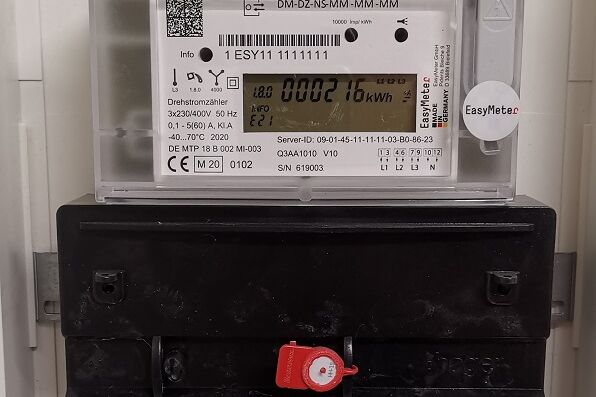 eingebauter Stromzähler, auf dem man den Stromverbrauch sehen kann