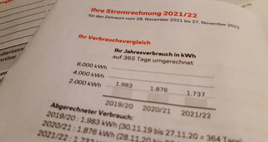 Eine Stromrechnung, die Jahresverbrauchswerte im Vergleich zeigt