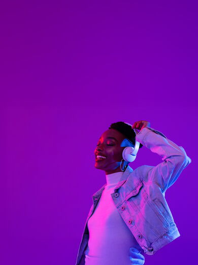 Eine lächelnde Frau mit Kopfhörer auf