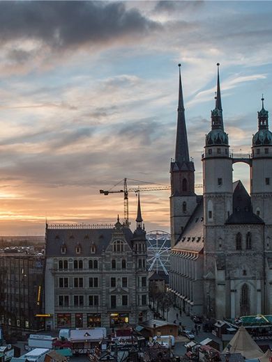 Eine Kirche in Halle vor dem Sonnenuntergang