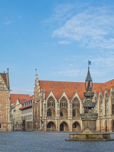 Ein Platz in Braunschweig mit einem Brunnen in der Mitte