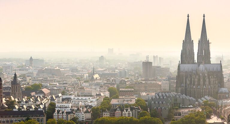 Die Skyline von Köln mit dem Kölner Dom, dem Fernsehturm und dem Hauptbahnhof