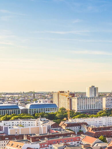 Ein Panoramabild von Berlin mit der Skyline vom Petersdom bis zum Fernsehturm