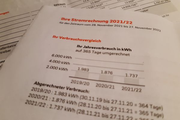 Eine Stromrechnung, die Jahresverbrauchswerte im Vergleich zeigt