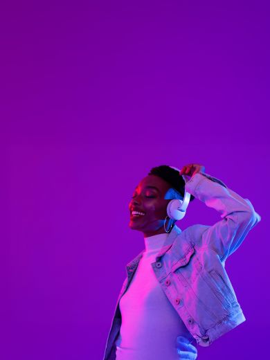 Eine lächelnde Frau mit Kopfhörer auf