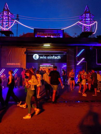 Das E WIE EINFACH Powerhouse auf einem Festival mit vielen Besuchern davor.