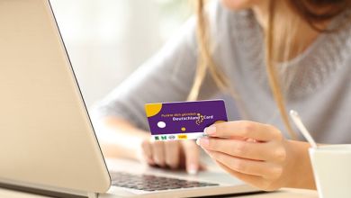 Eine Frau hält eine DeutschlandCard-Karte in den Händen