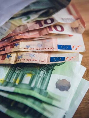 100€, 50€, 10€ und 5€ Scheine ragen aus einem Briefumschlag.