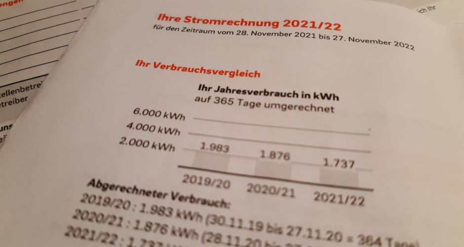 Eine Stromrechnung, die Jahresverbrauchswerte im Vergleich zeigt