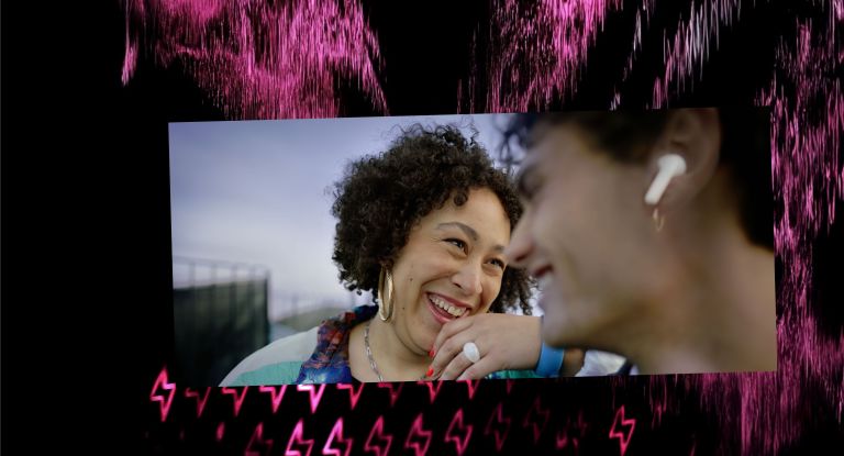 Lächelnde Frau mit großen Ohrringen und ein Mann mit Airpods im Ohr