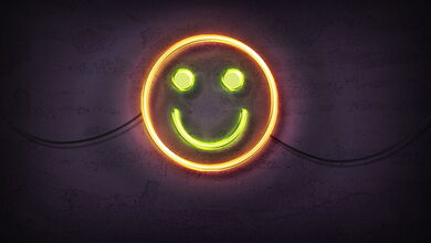 Smiley aus Neonlicht-Röhren in Grün und Orange