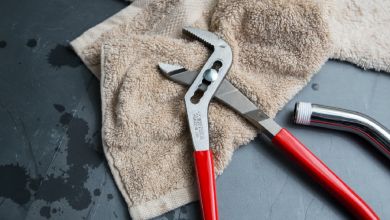 Eine Zange liegt auf dem Boden.