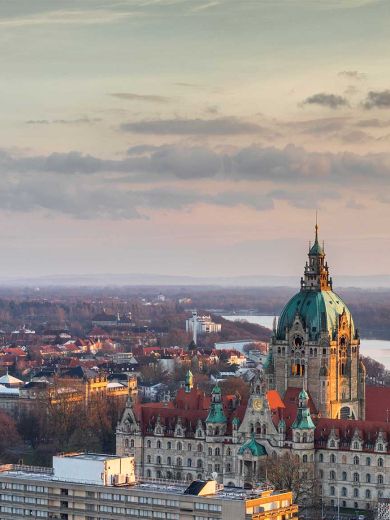 Die Stadt Hannover als Panorama mit leicht wolkigem Himmel
