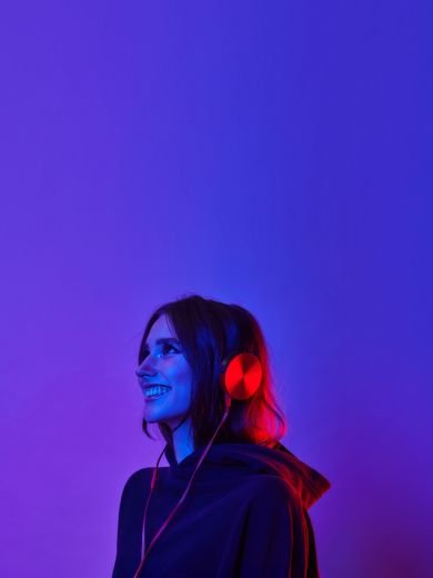 Eine lächelnde Frau mit Kopfhörer auf