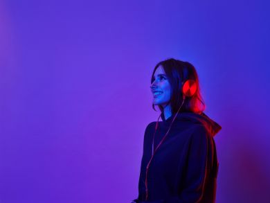 Eine lächelnde Frau mit Kopfhörer auf