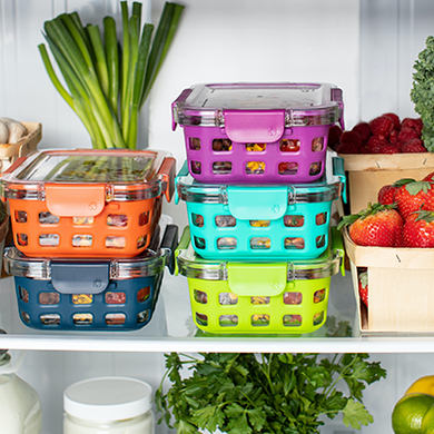 Ein voller Kühlschrank, in dem Obst und Gemüse zu erkennen ist.