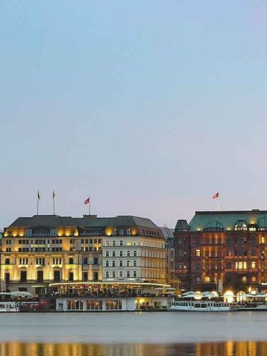 Die Promenade in Hamburg in der Dämmerung.