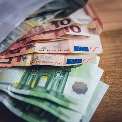 100€, 50€, 10€ und 5€ Scheine ragen aus einem Briefumschlag.