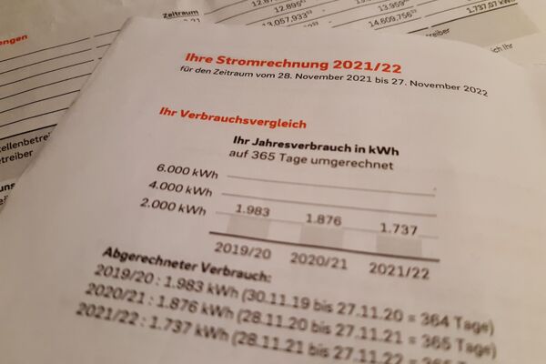 Eine Stromrechnung, die Jahresverbrauchswerte im Vergleich zeigt