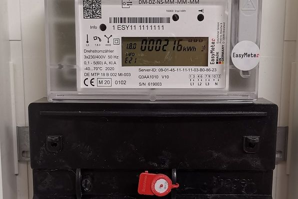 eingebauter Stromzähler, auf dem man den Stromverbrauch sehen kann