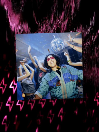 Tanzende Menschen mit einer Frau mit Sonnenbrille im Fokus