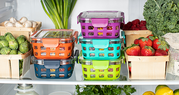 Kühlschrank mit Obst und Gemüse Ein voller Kühlschrank, in dem Obst und Gemüse zu erkennen ist.