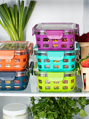 Ein voller Kühlschrank, in dem Obst und Gemüse zu erkennen ist.