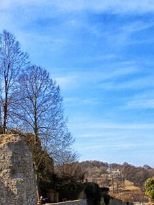 Ein großer Turm in Bielefeld vor blauem Himmel