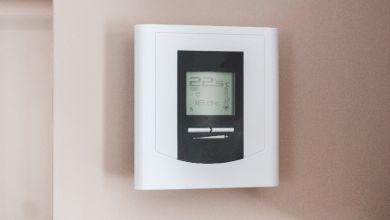 Ein digitales Wandthermostat, welches die Raumtemperatur anzeigt.