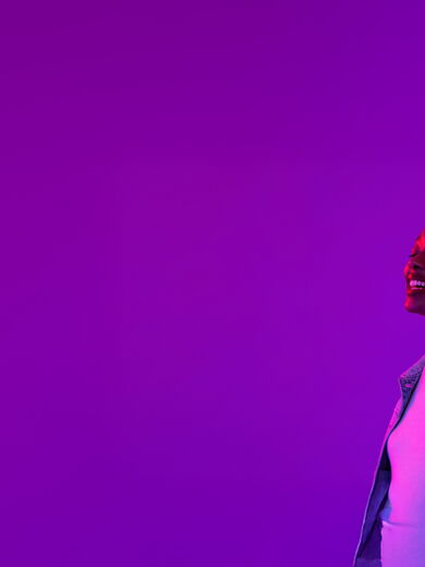 Eine lächelnde Frau mit Kopfhörer auf