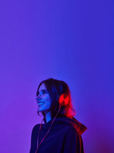 Eine lächelnde Frau mit Kopfhörer auf