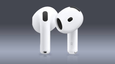 Die Apple AirPods 4 Kopfhörer auf dunklem Hintergrund