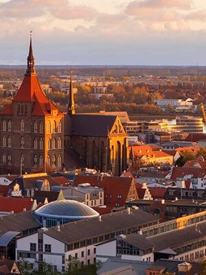 Die Stadt Rostock in der Dämmerung