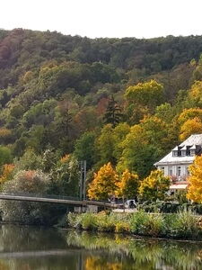 Panoramablick von einem Fluss und einer Brücke in Bad Kreuznach