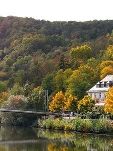 Panoramablick von einem Fluss und einer Brücke in Bad Kreuznach