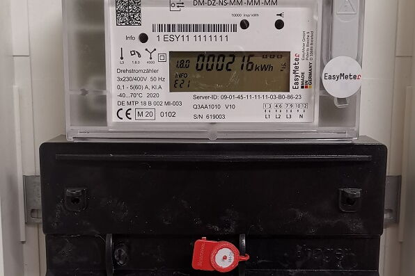 eingebauter Stromzähler, auf dem man den Stromverbrauch sehen kann