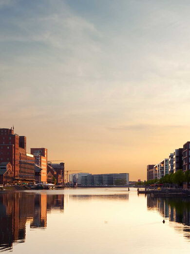 Duisburg und ein Fluss in der Dämmerung