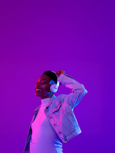 Eine lächelnde Frau mit Kopfhörer auf