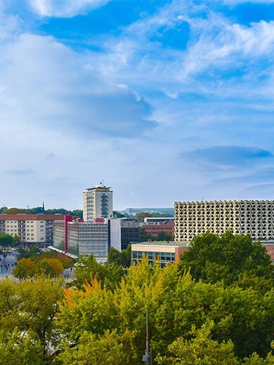 Die Stadt Chemnitz vor blauem Himmel