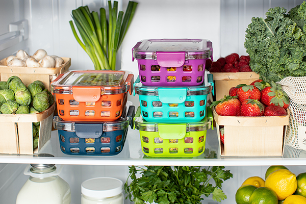 Ein voller Kühlschrank, in dem Obst und Gemüse zu erkennen ist.